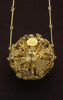 Suzan Rezac 18K gold "Allium" pendant