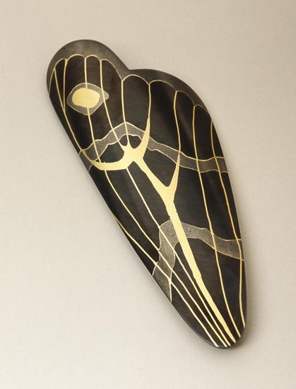 Suzan Rezac. jewelry. "Veined Tiger". Brooch. Shakudo, shibuichi, 18K gold. Inlay.