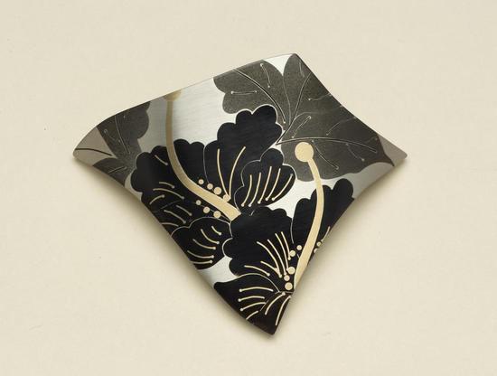 Suzan Rezac. Jewelry. "Hibiscus". Brooch/pendant. Silver, shakudo, shibuichi, 18K gold. Inlay.